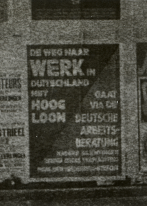 97793 Afbeelding van het affiche met de tekst 'De weg naar/ werk in/ Duitschland/ met/ hoog loon ...', aangeplakt te Utrecht.